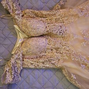Chicas golden formal  gown sparly and beautiful. Like new only worn once.